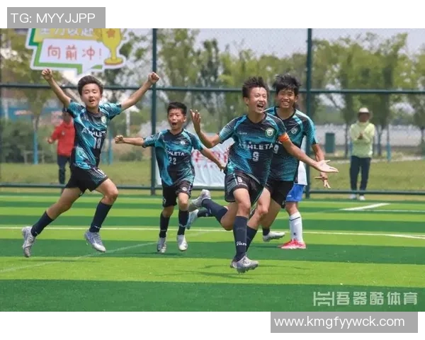我们热爱足球的激情与梦想在绿茵场上绽放的每一个瞬间